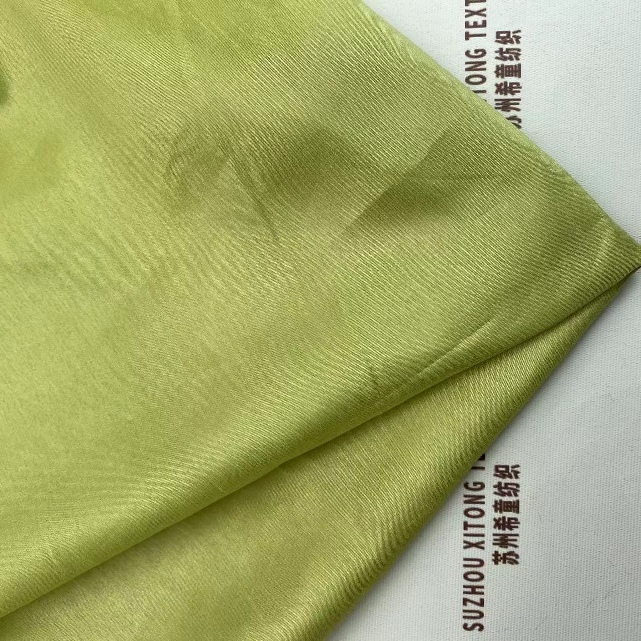 Wholesale 77gsm solid color polyester sweat-absorbent breathable satin fabric for women garments